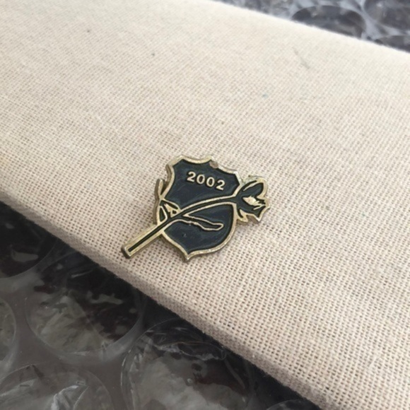 Vintage 2002 Pin - Picture 1 of 3